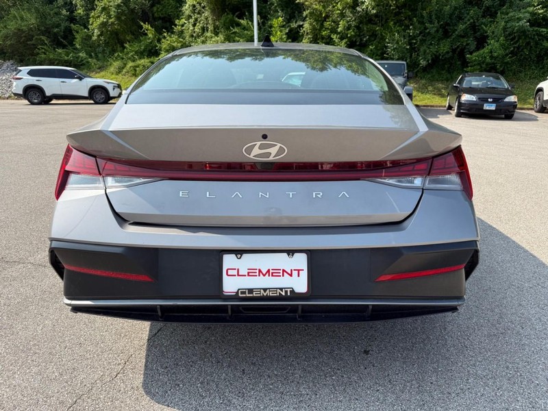 Hyundai Elantra Vehicle Image 08