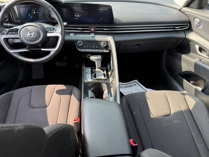 Hyundai Elantra Vehicle Image 14
