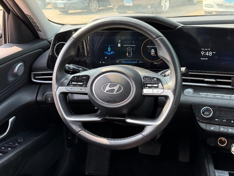 Hyundai Elantra Vehicle Image 15