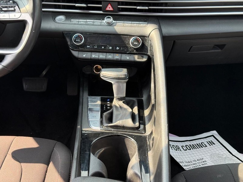 Hyundai Elantra Vehicle Image 17