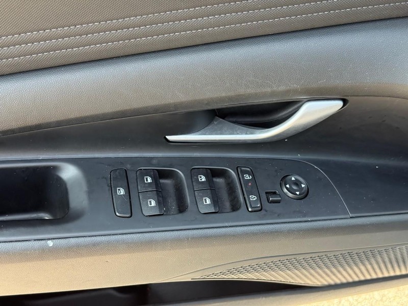 Hyundai Elantra Vehicle Image 18