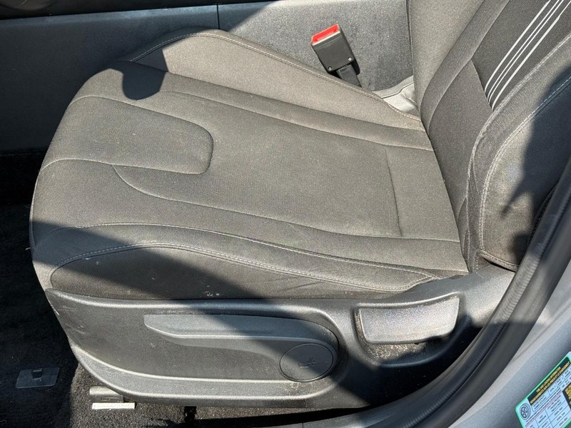 Hyundai Elantra Vehicle Image 19