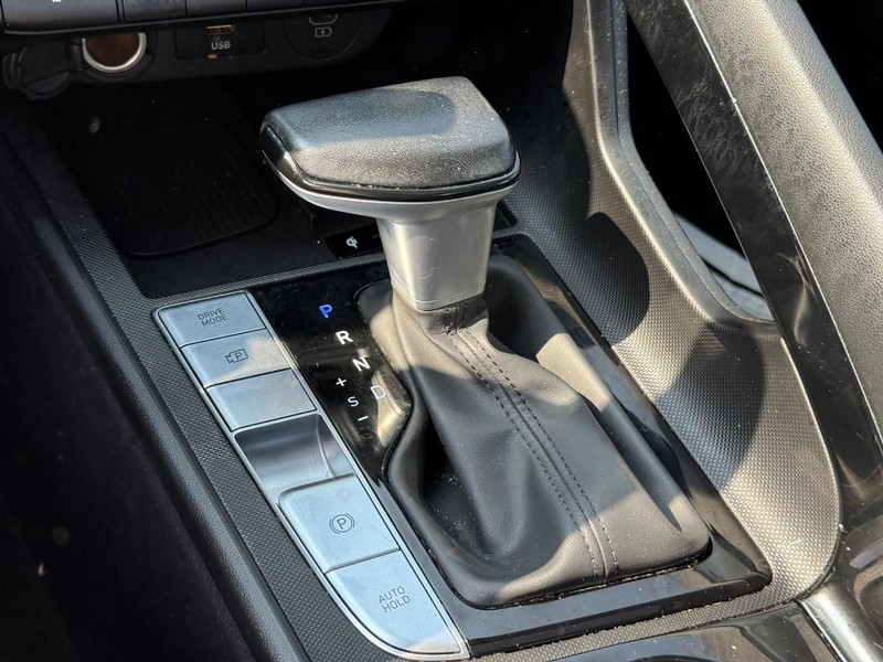 Hyundai Elantra Vehicle Image 21