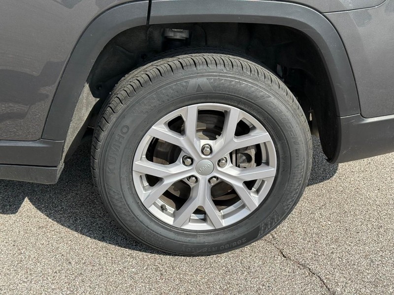 Jeep Grand Cherokee L Vehicle Image 05