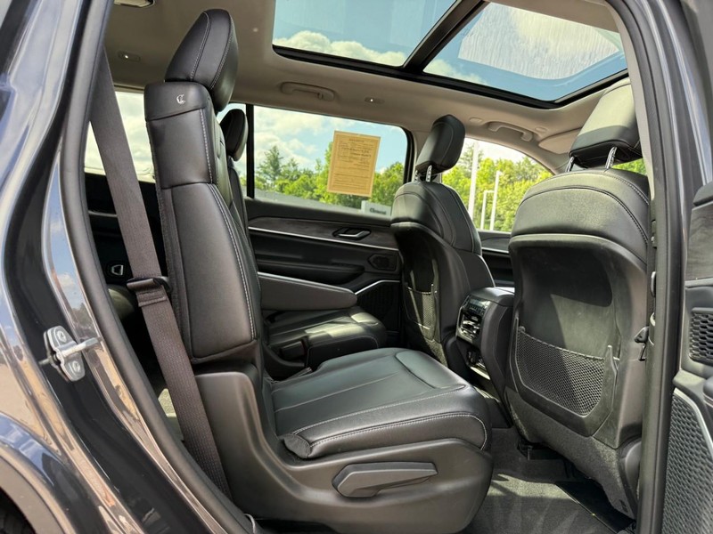 Jeep Grand Cherokee L Vehicle Image 13