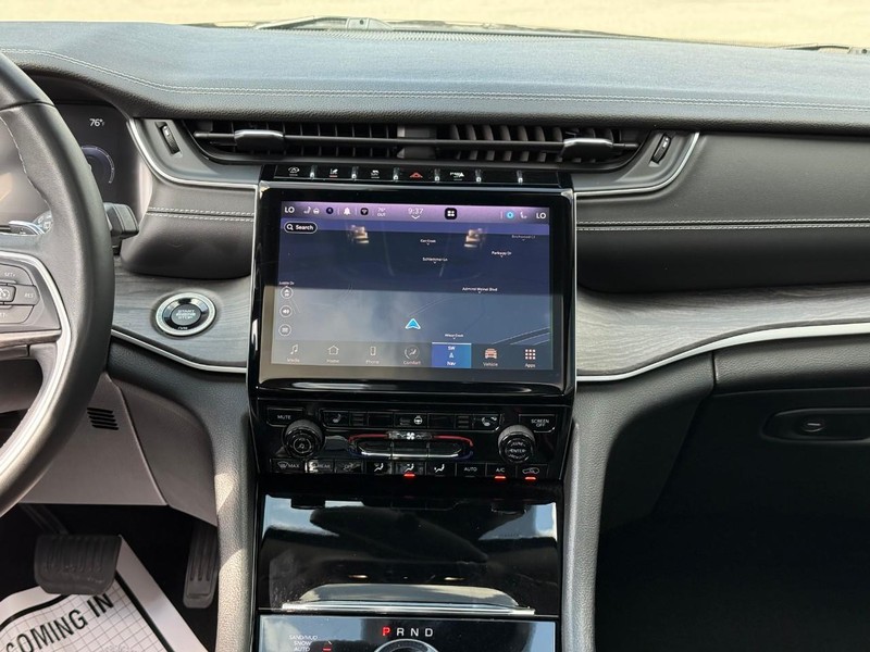 Jeep Grand Cherokee L Vehicle Image 17