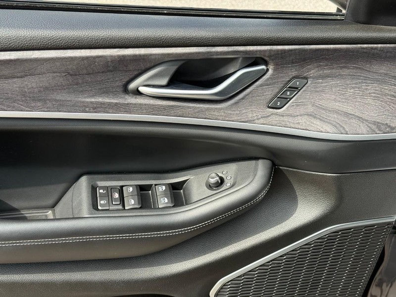 Jeep Grand Cherokee L Vehicle Image 20