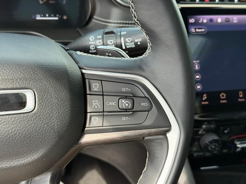 Jeep Grand Cherokee L Vehicle Image 24