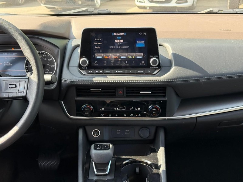 Nissan Rogue Vehicle Image 15