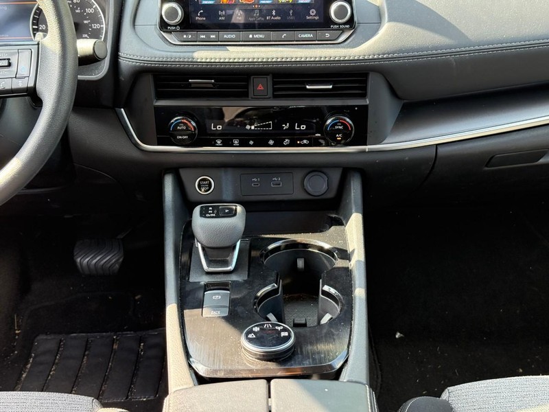 Nissan Rogue Vehicle Image 16