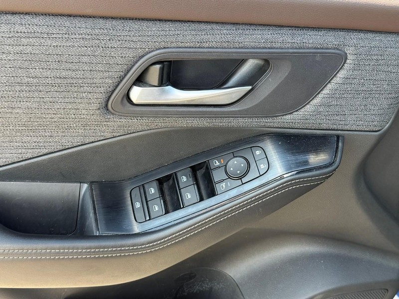 Nissan Rogue Vehicle Image 17