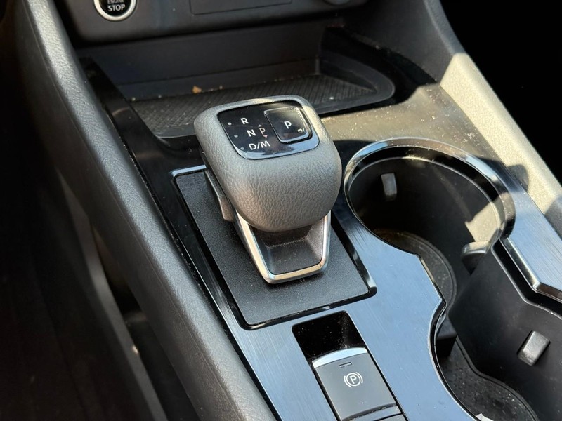Nissan Rogue Vehicle Image 23