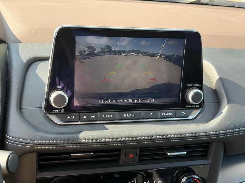 Nissan Rogue Vehicle Image 24