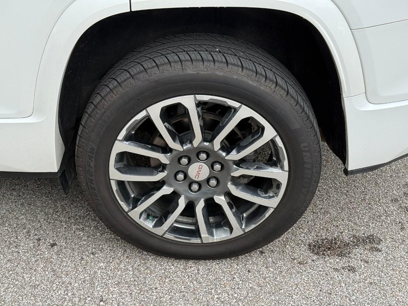 GMC Acadia Vehicle Image 05