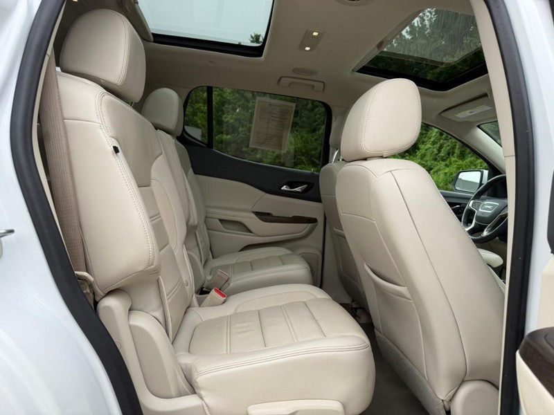 GMC Acadia Vehicle Image 12