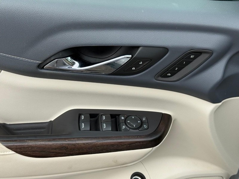 GMC Acadia Vehicle Image 18