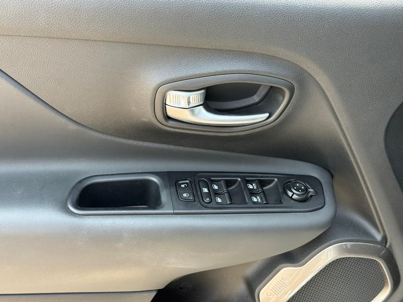 Jeep Renegade Vehicle Image 20