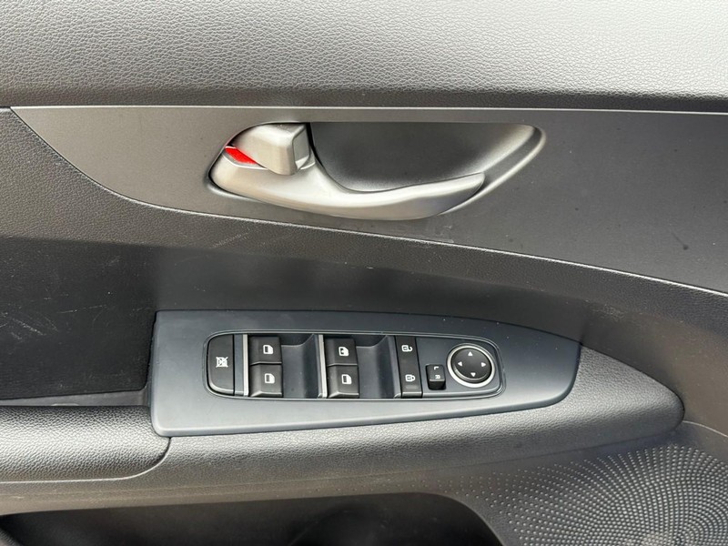 Kia Forte Vehicle Image 18
