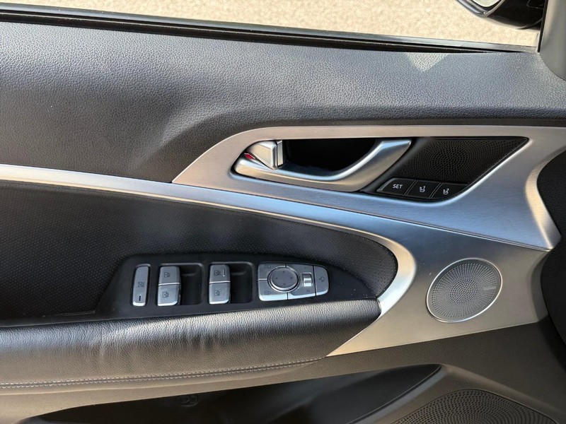 Genesis G70 Vehicle Image 19