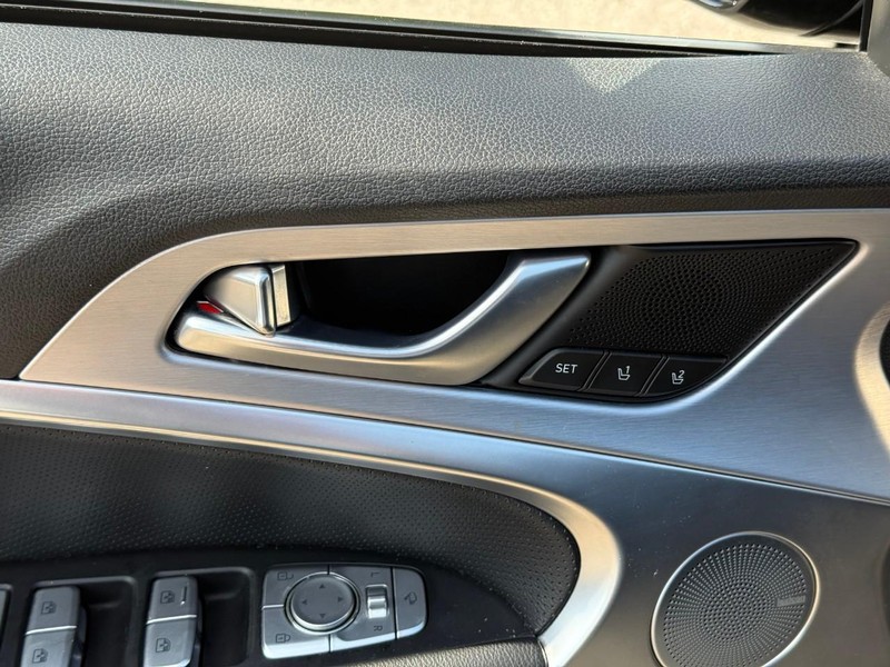 Genesis G70 Vehicle Image 20