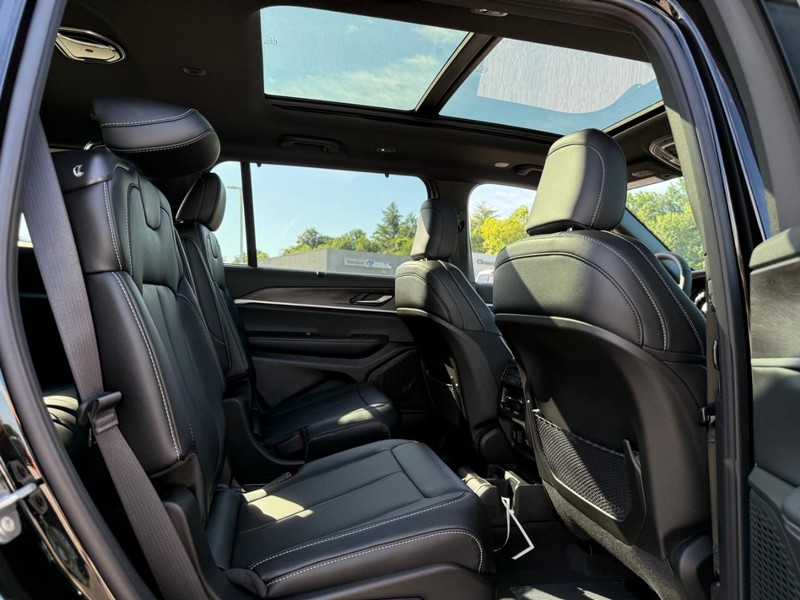 Jeep Grand Cherokee L Vehicle Image 08