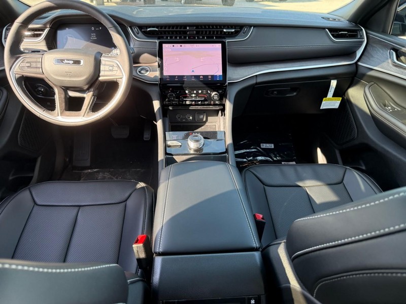 Jeep Grand Cherokee L Vehicle Image 09