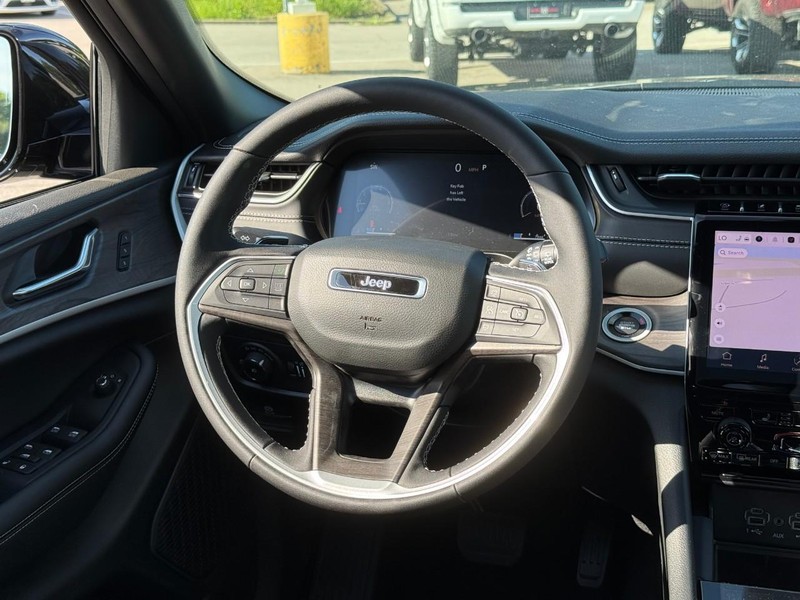 Jeep Grand Cherokee L Vehicle Image 11