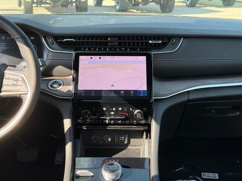Jeep Grand Cherokee L Vehicle Image 12