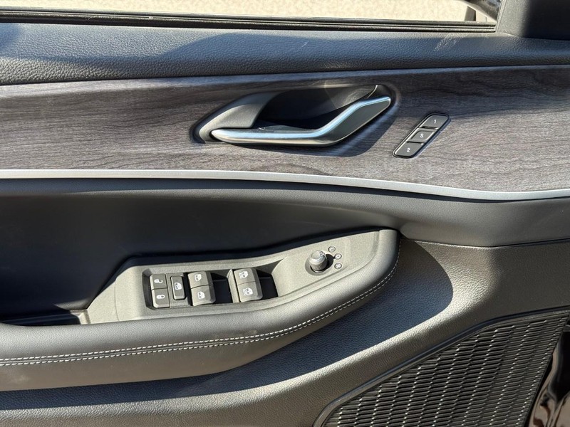 Jeep Grand Cherokee L Vehicle Image 15