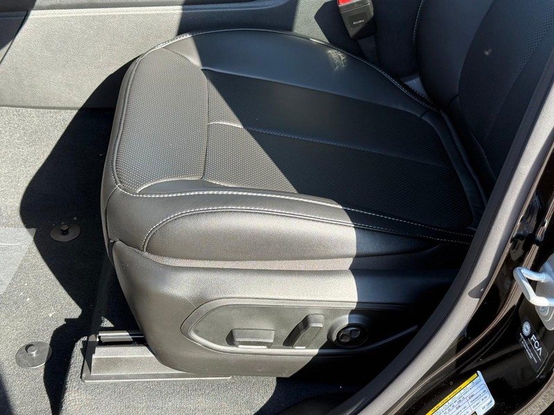 Jeep Grand Cherokee L Vehicle Image 17