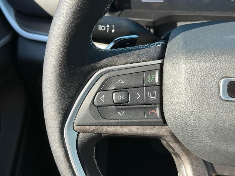 Jeep Grand Cherokee L Vehicle Image 18