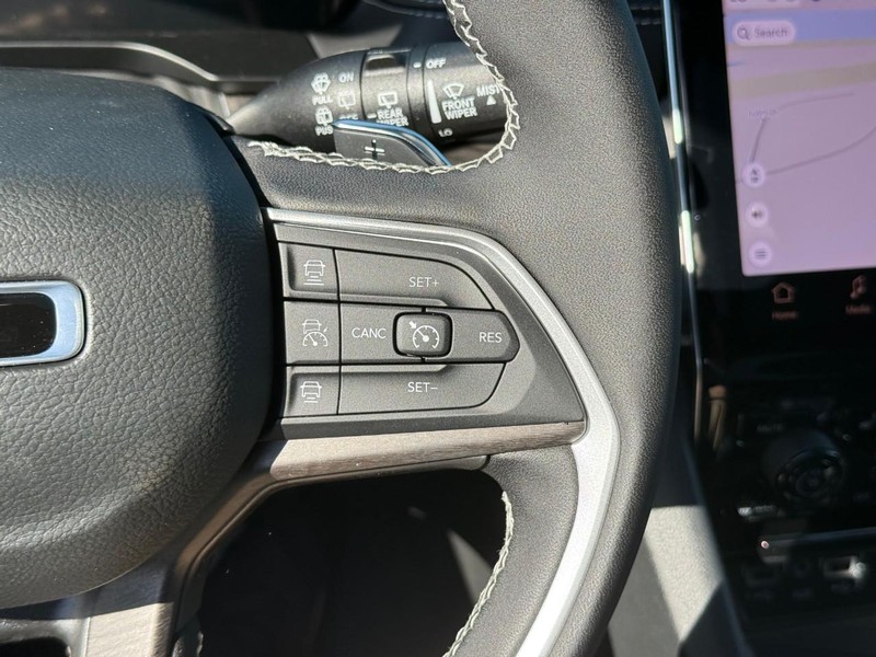 Jeep Grand Cherokee L Vehicle Image 19