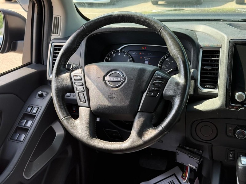 Nissan Frontier Vehicle Image 13