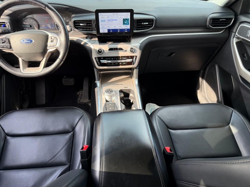 Ford Explorer Vehicle Image 14