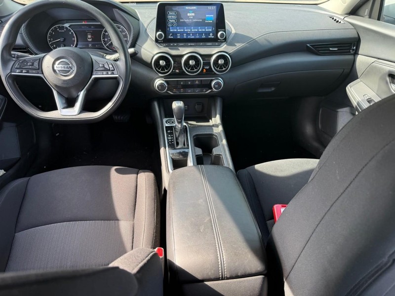 Nissan Sentra Vehicle Image 13