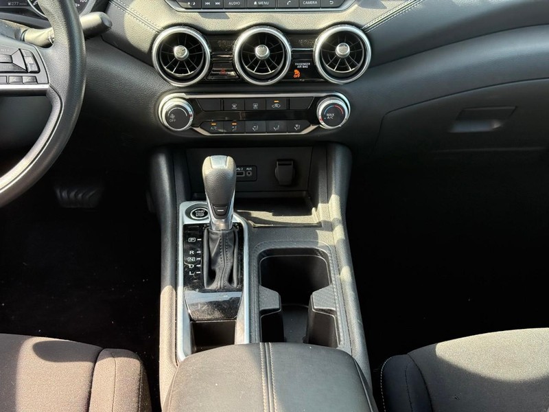 Nissan Sentra Vehicle Image 17