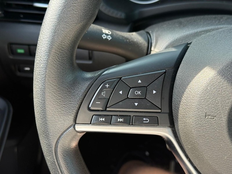 Nissan Sentra Vehicle Image 21