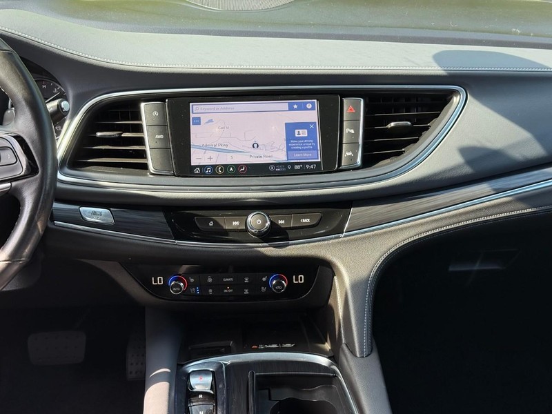 Buick Enclave Vehicle Image 17