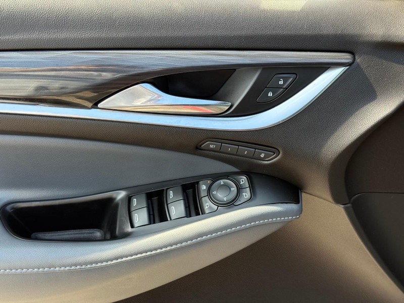 Buick Enclave Vehicle Image 19
