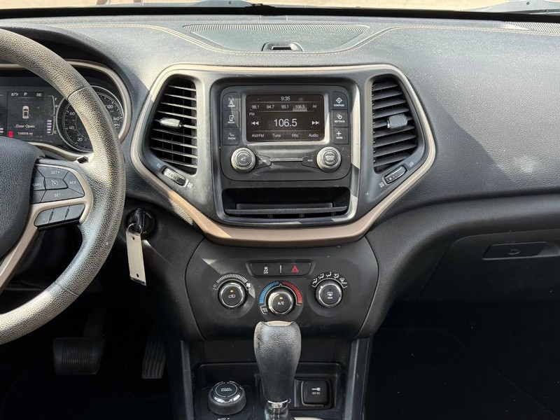 Jeep Cherokee Vehicle Image 16