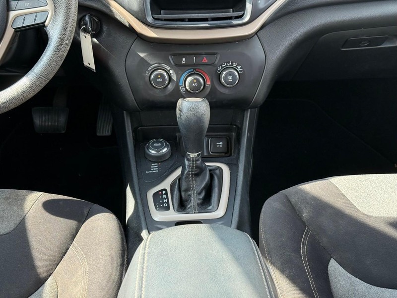 Jeep Cherokee Vehicle Image 18