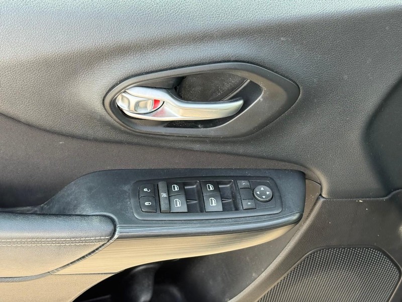 Jeep Cherokee Vehicle Image 19