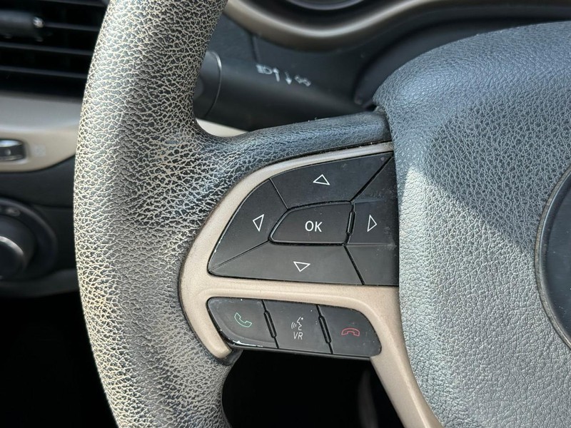 Jeep Cherokee Vehicle Image 22