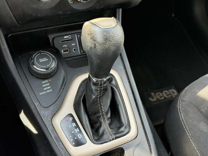 Jeep Cherokee Vehicle Image 25