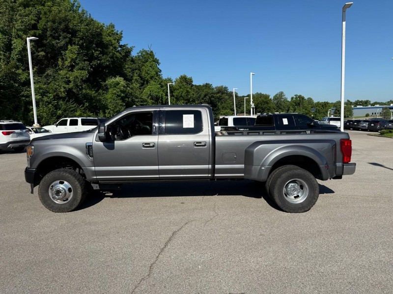 Ford Super Duty F-350 DRW Vehicle Image 03