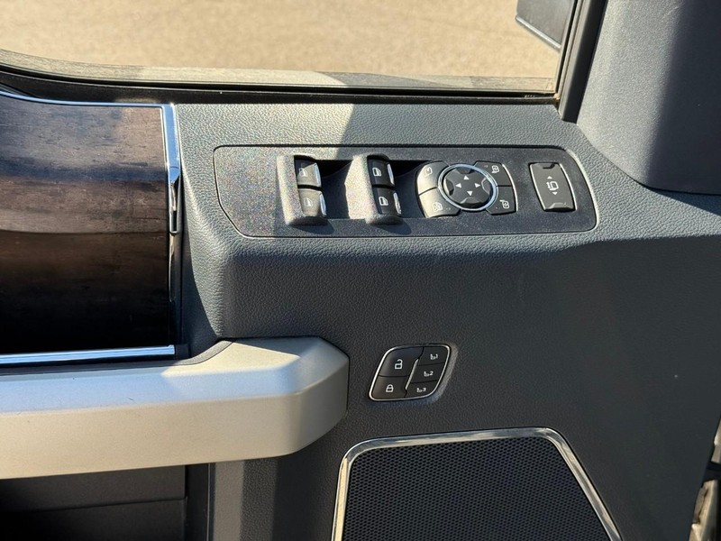 Ford Super Duty F-350 DRW Vehicle Image 18