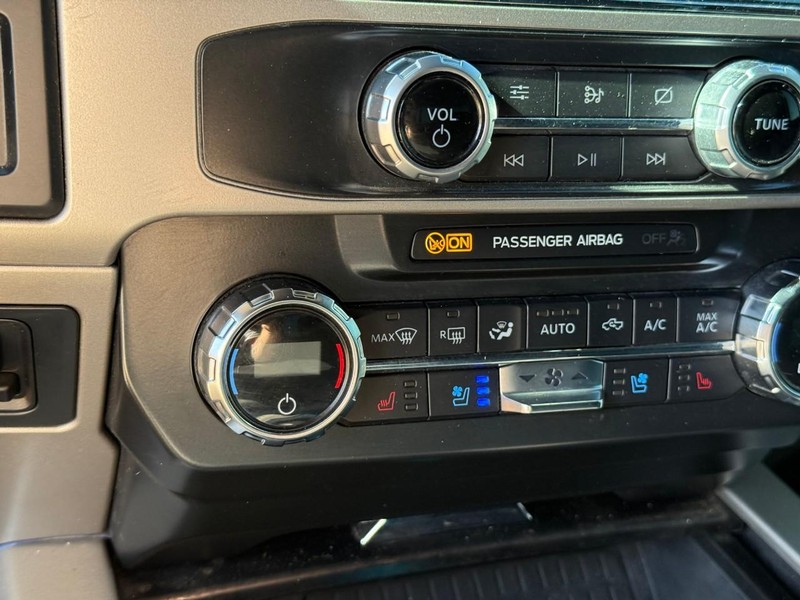 Ford Super Duty F-350 DRW Vehicle Image 25