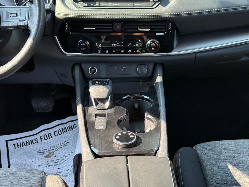 Nissan Rogue Vehicle Image 19