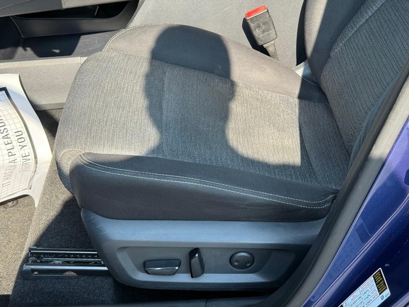 Nissan Rogue Vehicle Image 21