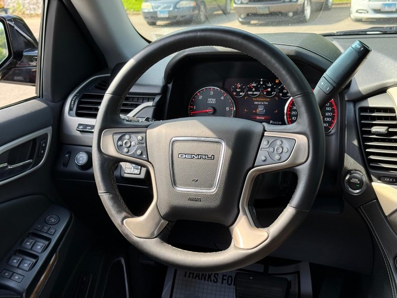GMC Yukon Vehicle Image 16